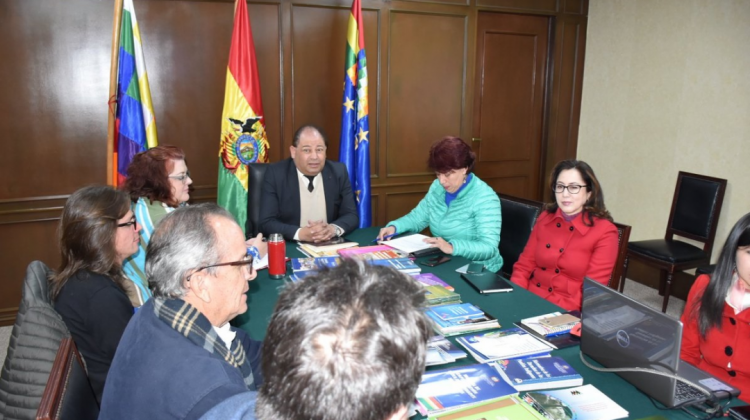 Carlos Romero en reunión con la misión internacional. Foto: Ministerio de Gobierno