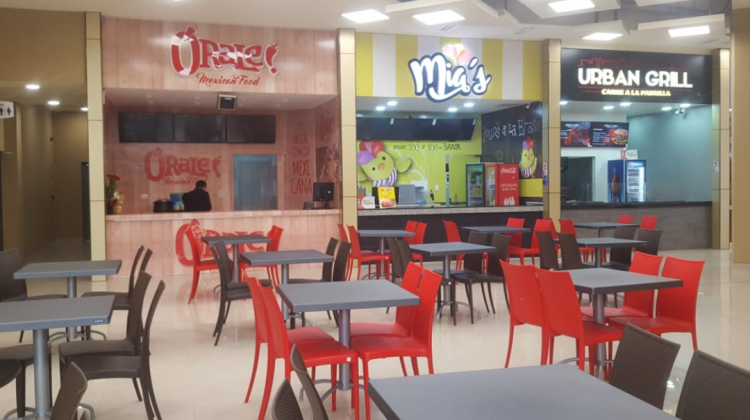 Algunos de los locales de comida en Las Torres Mall. Foto: ANF.