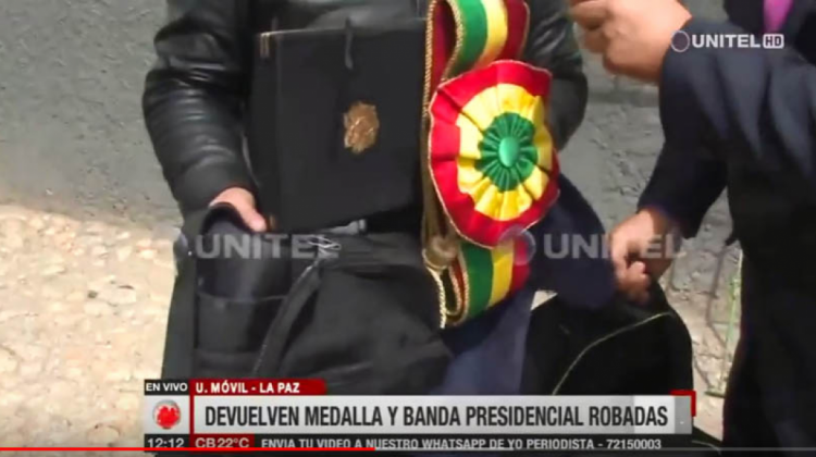 El momento en que se muestra la mochila donde se encontraba la presea presidencial. Foto: Captura Unitel