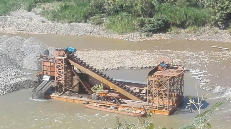 Draga china destruye el río Challana en el municipio de Guanay. Foto: Waldo Valer