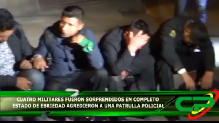 Los cuatro militares sorprendidos en estado de ebriedad al momento de su detención. Foto: Captura de pantalla