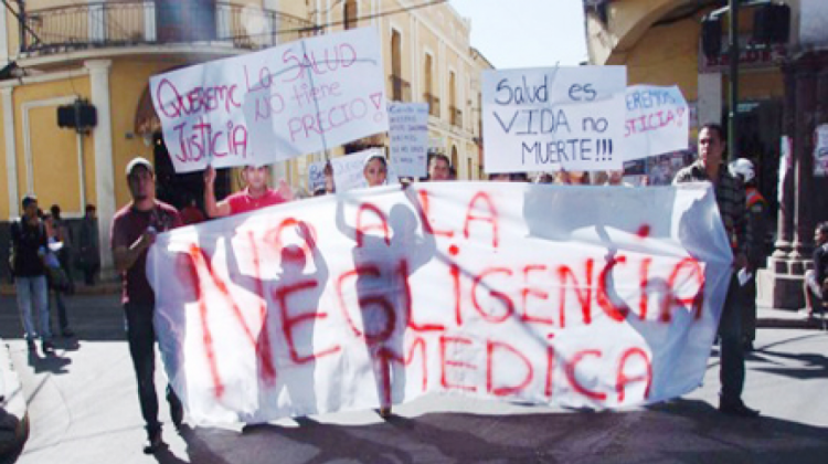 Foto Ilustrativa, protestas en 2014 contra la negligencia médica. Foto: Los Tiempos.