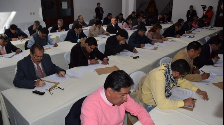 Los postulantes en el examen escrito. Foto: Senado