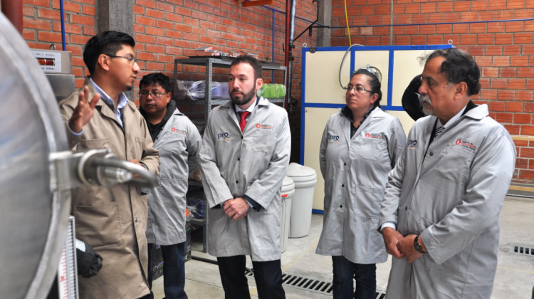 Embajador de Argentina junto a técnicos y expertos en el Centro de Innovación Productiva Textil. Foto: Embajada Argentina