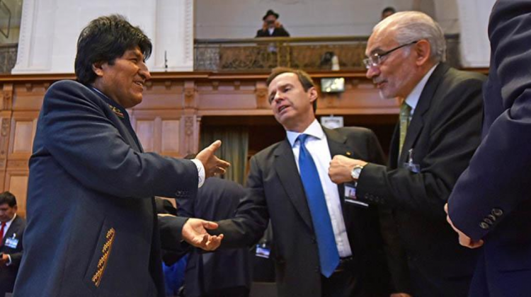 Evo Morales junto a exmandatarios. Foto: Abi