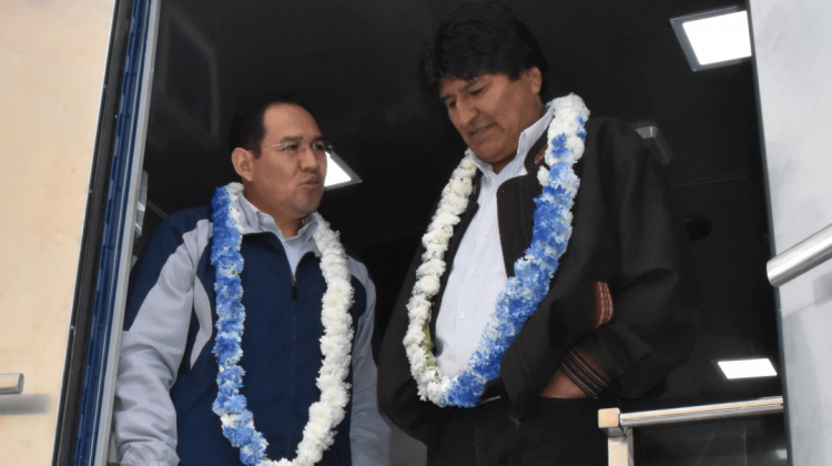 Ramiro Guerrero y Evo Morales Ayma en la entrega de unidades móviles a IDIF. Foto: ABI.
