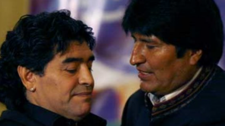 Diego Armando Maradona junto al presidente Evo Morales.   Foto: Consulado de Bolivia en Argentina