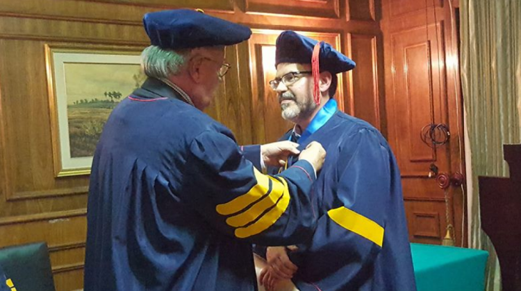 Gonzalo Mendieta recibe los distintivos académicos por su nombramiento.  Foto: ANF