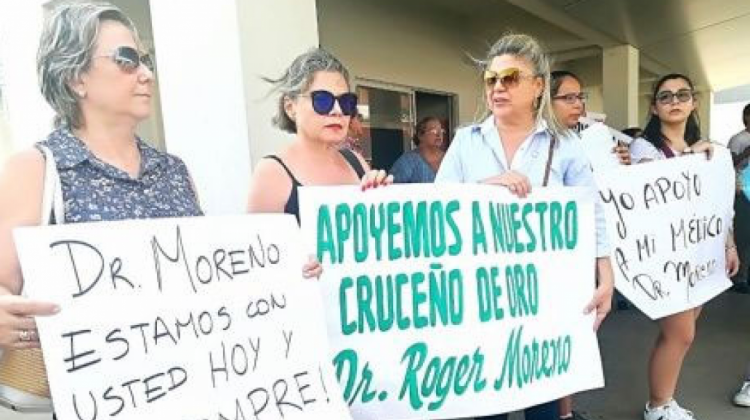Varias personas expresaron su apoyo al médico procesado. Foto: El Deber.
