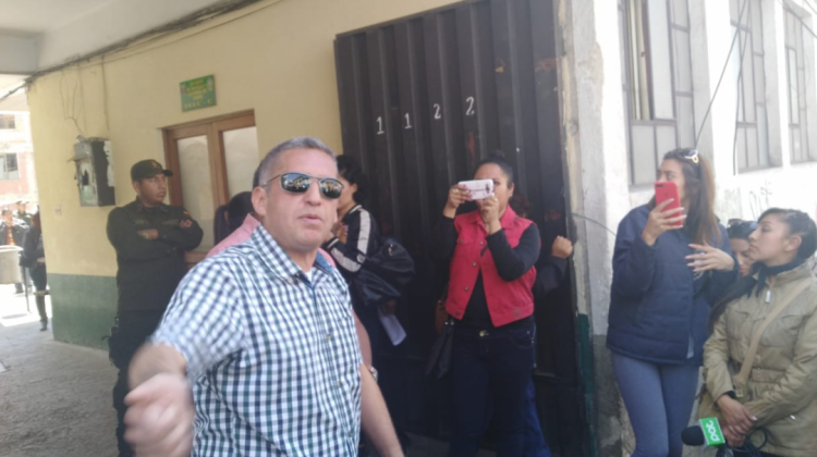 Romel Cardozo a su salida de la FELCC de La Paz. Foto: ANF