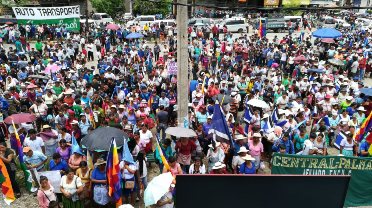 Marcha de organizaciones afines al MAS en Sinahota. Foto: Radio Kausachun Coca