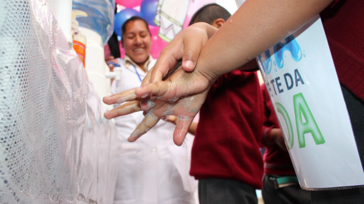 niños lavándose las manos en la escuela