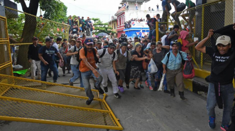 Miles de centroamericanos en la frontera con México. Foto: Publicada en CNN en español