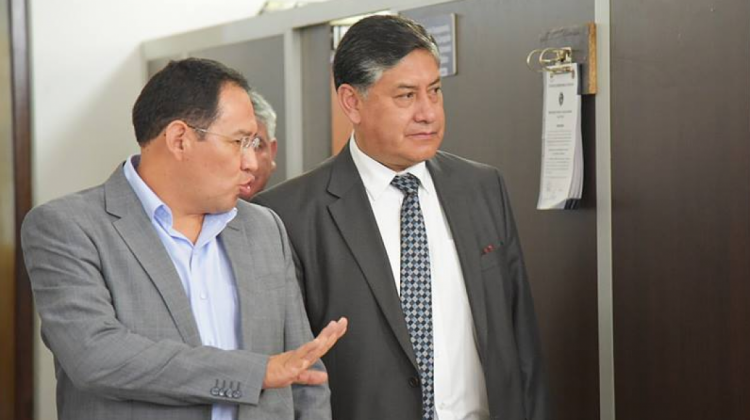 Ramiro Guerrero y Juan Lanchipa en la Fiscalía General del Estado en Sucre. Foto: FGE