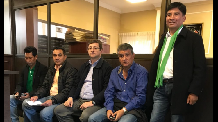 Los miembros de la comisión de Demócratas en antesala del TSE: Foto: Demócratas/ PRO