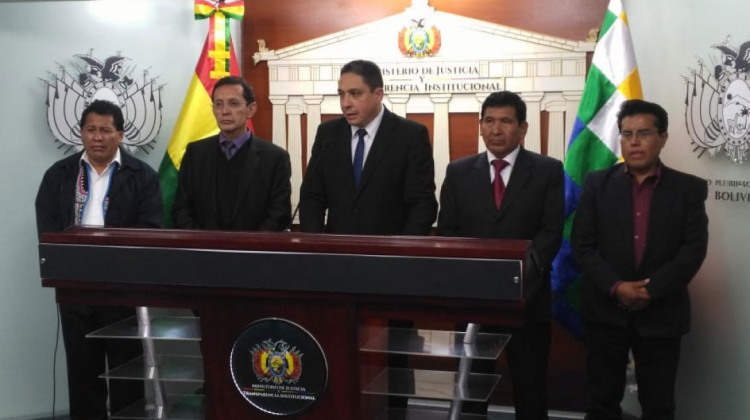 Autoridades de diferentes órganos que presentaron el proyecto de Ley. Foto: Ministerio de Justicia.