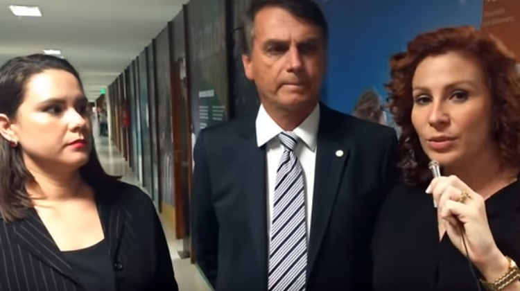 De izquierda a derecha: María Anelin Suárez, Jair Bolsonaro y la periodista. Foto: captura de pantalla