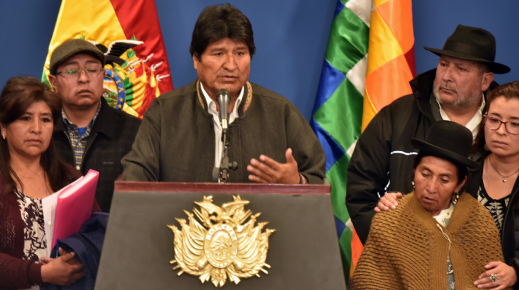 Presidente Evo Morales junto a los pacientes oncológicos. Foto: Abi