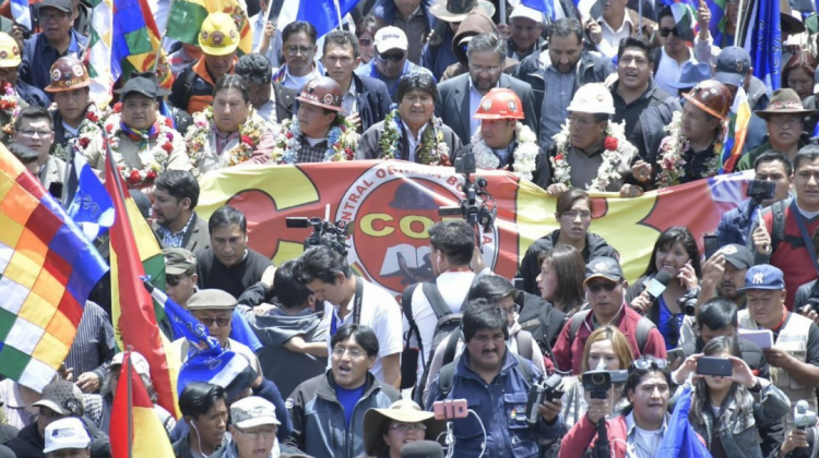 Juan Carlos Huarachi junto a Evo Morales. Foto: BTV.