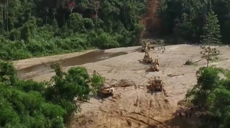 Obras camineras del proyecto IIRSA en la Amazonía. Foto: Internet.