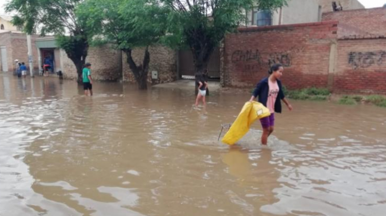 Personas del Sur de Cochabamba salvan sus pertenencias de la inundación. Foto: Los Tiempos