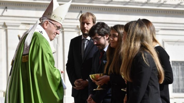 El papa Francisco junto a jóvenes en la inauguración dle Sínodo. Foto: Viatican News