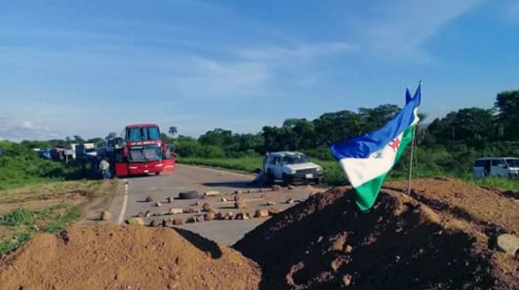 Pobladores y cívicos de Roboré bloquean la ruta a Brasil. Foto: @RocaMiguel