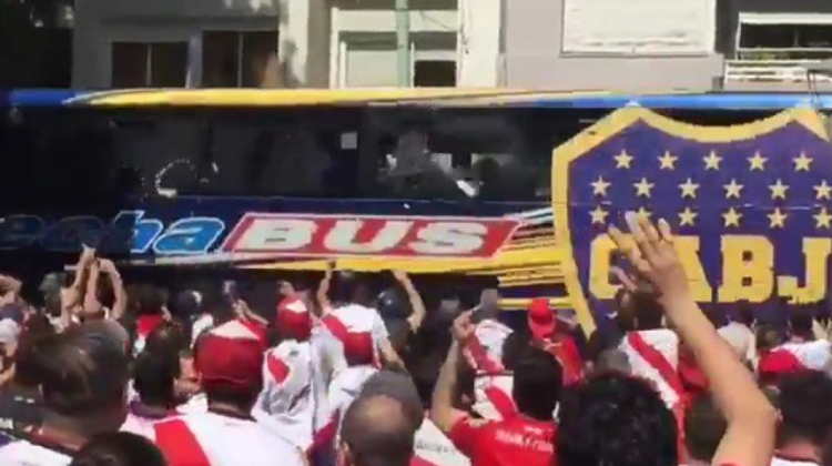 El bus del equipo de Boca Juniors terminó afectado. Foto: captura de video.