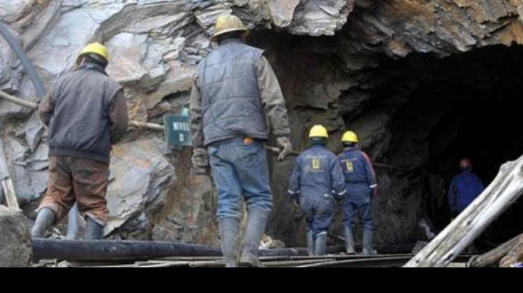 Mineros ingresanso a interior mina. Foto: AE