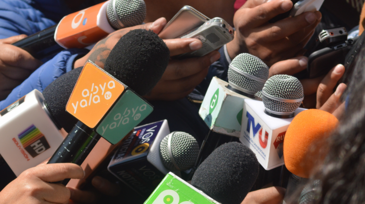 Medios de comunicación durante una cobertura.  Foto: ANF