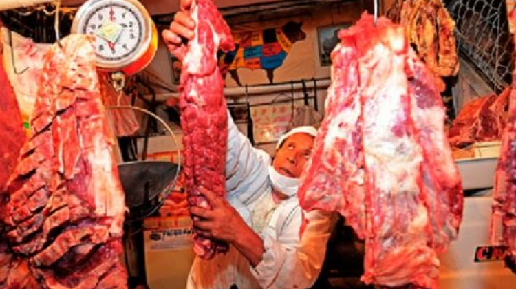 Un puesto de carne en un mercado de la ciudad de La Paz.     Foto: El Deber