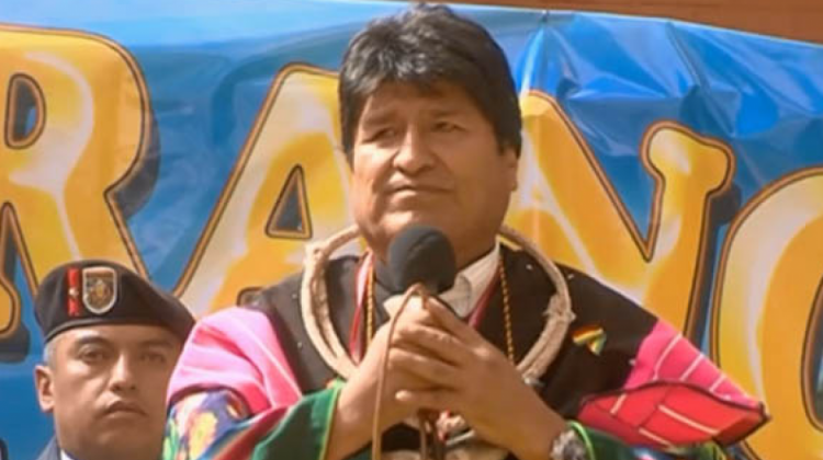 El presidente Evo Morales en una comunidad en Pomata: Foto: captura de BTV.