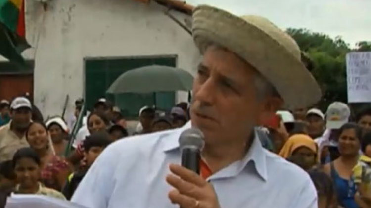 Álvaro García Linera junto a pobladores de San Andrés. Foto: BTV.