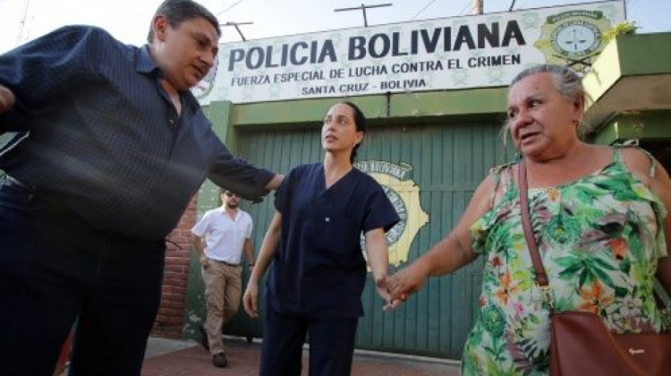 La médica Isis Llápiz (medio) en puertas del penal de Palmasola.  Foto: El Deber