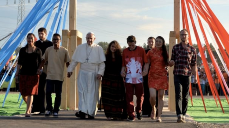 El Papa junto a jóvenes en Crakovia. Crédito: archisevilla.org