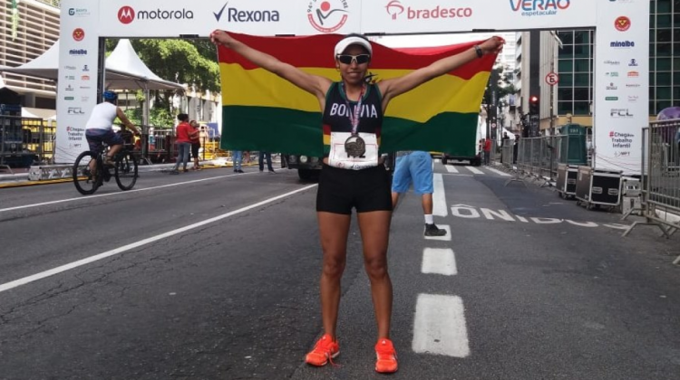 La atleta cochabambina Salomé Mendoza posa con la bandera boliviana.  Foto: Ministerio de Deportes