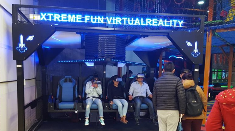 Usuarios disfrutan del juego de realidad virtual en Xtreme Fun. Foto: ANF