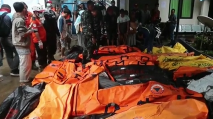 Rescatan cuerpos de las personas fallecidas durante tsunami.  Foto: Captura