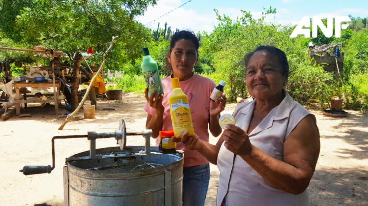 Directiva del Club de Madres de Itatiki muestra los productos elaborados con miel y sábila Foto: CIPCA