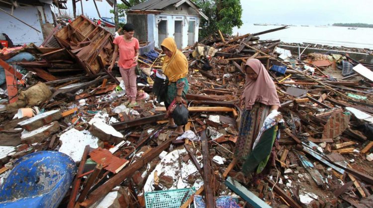 Víctimas del tsunami en Indonesia. Foto: rtve
