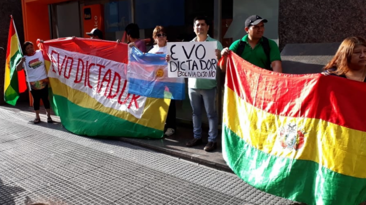 Grupo de residentes bolivianos en Argentina protestó el jueves en la embajada boliviana. Foto: Henry Aguirre.