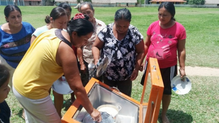Mujeres de la Amazonía muestran una cocina solar. Foto: CIPCA
