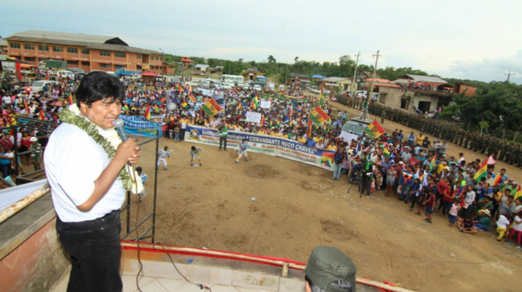 Evo Morales, en un acto público en el trópico cochabambino, remarcó que esta concentración es más numerosa que la movilización en La Paz. Foto: BTV.