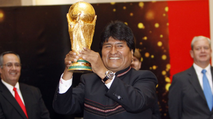 Evo Morales junto a la Copa FIFA. Foto de archivo: comunicacion.gob.bo