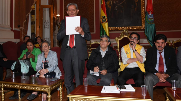 El momento de la lectura de la resolución de la Asamblea de la Paceñidad. Foto: GAMLP.