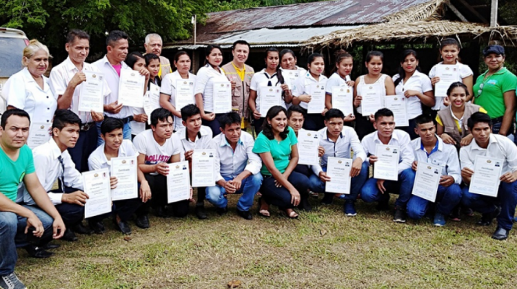Flamantes facilitadores comunitarios muestran su certificado. Foto: CIPCA.