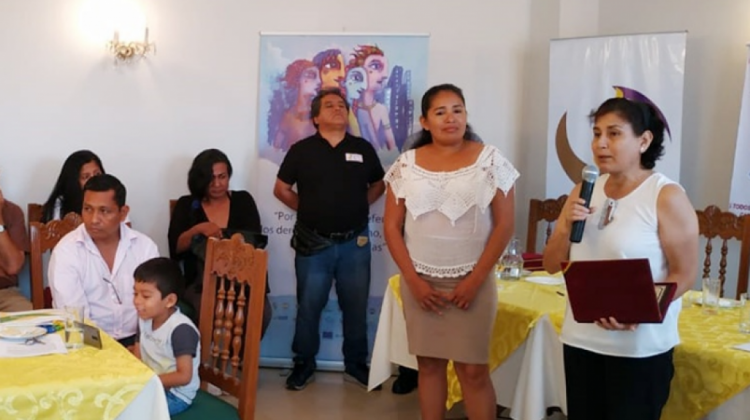 Sheyla Martínez entrega el reconocimiento como defensora a Arlena Algarañaz. Foto:CIPCA