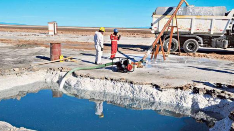 Extracción de litio del Salar de Uyuni. Foto: El Comercio
