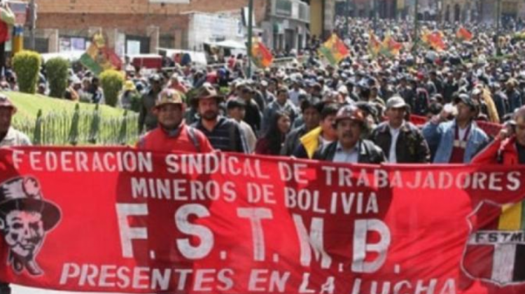 Una marcha de los mineros en el centro de La Paz.  Foto: Internet.