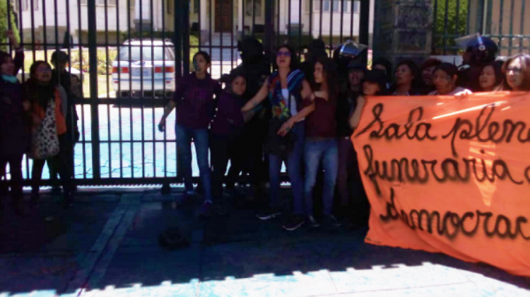 La protesta de "Mujeres Creando" en puertas del TSE.   Foto: Mujeres Creando.